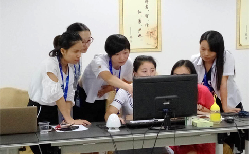  美女們互相交流學習，氣氛有點嚴肅啊