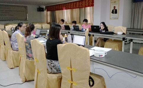  各家的客服美女真是巾幗不讓須眉啊，學習工作兩不誤